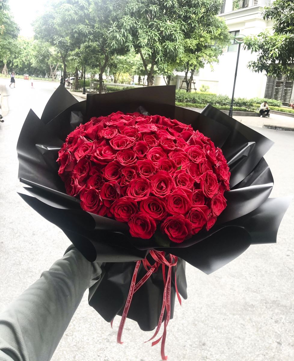 Red rose bouquet delivery Hanoi