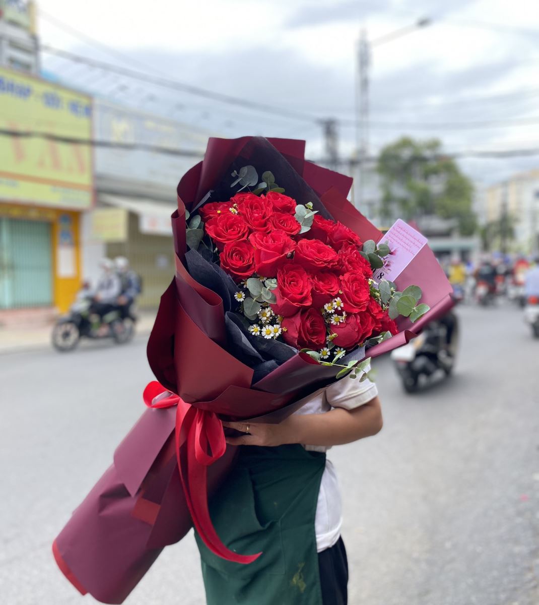 Red rose bouquet ỏ Mothers day in Hanoi