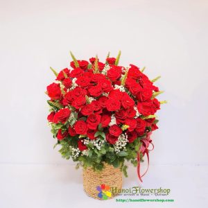 Flower arrangement of red roses