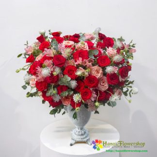 Luxury rose arrangement delivery Hanoi
